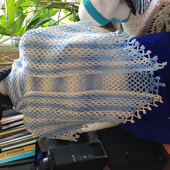 Triangle shawl - Picture 3 of 6